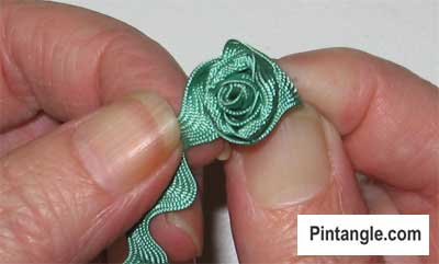 How to make a Ric Rac rose step 4
